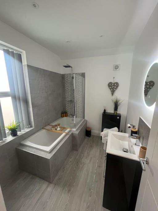 Вилла Brand New Stunning Family House Блэкпул Экстерьер фото